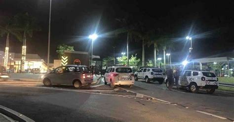 Quadrilha Invade Shopping Assalta Lojas E Causa P Nico Em Clientes No