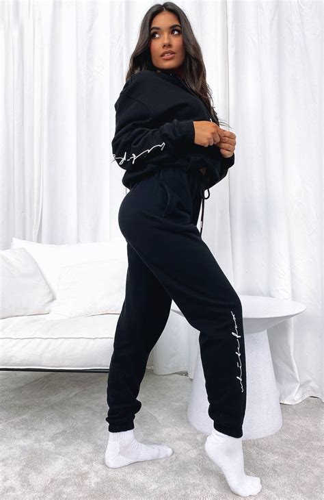 Https://wstravely.com/outfit/black Sweatpants Outfit Women