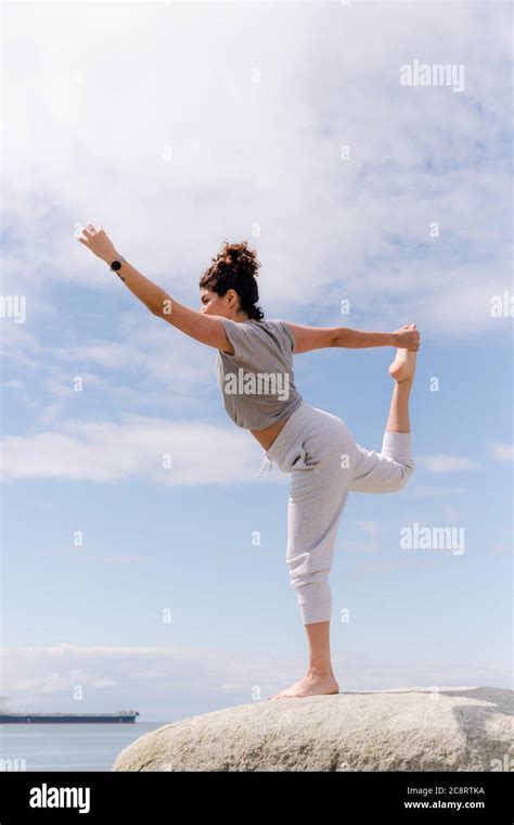 Dynamic Poses Hi Res Stock Photography And Images Alamy