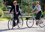 Frontrunner of the FDP Alexander Graf Lambsdorff and his wife Franziska ...