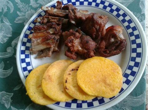 Un Desayuno Panameño Puerco Y Tortillas Asadas Panamanian Fish And