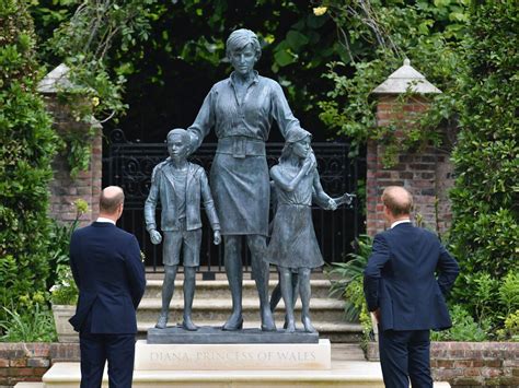 See The First Photos Of Princess Diana S Statue That Was Just Unveiled On What Would Have Been