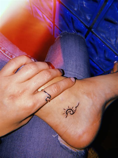 Tiny Tattoos Los Mini Tatuajes En Las Manos Que Son Tendencia Kulturaupice