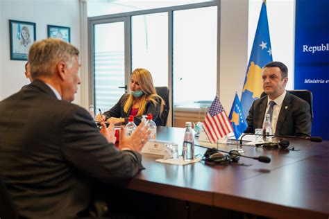 Ministri Selimi takoi ambasadorin amerikan Merr përkrahje për zbatimin