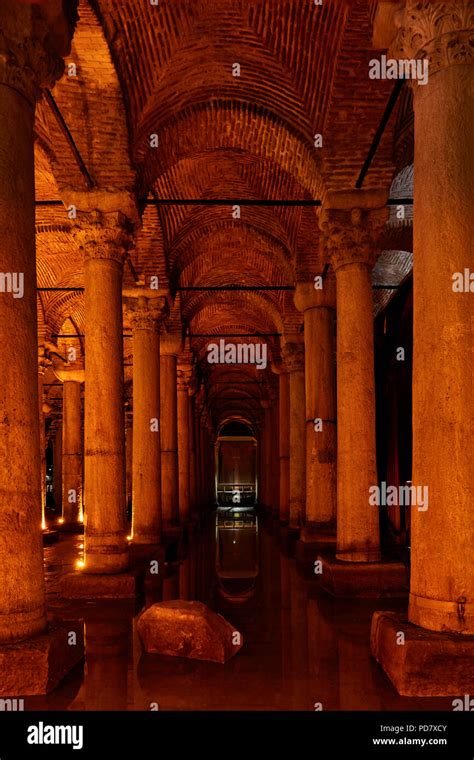 La Cisterna Basílica Yerebatan Sarnici depósito de agua subterránea en Estambul Turquía