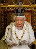 Discorso della regina, Elisabetta II arriva in carrozza a Westminster ...