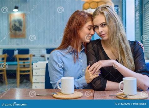 Relaciones Del Mismo Sexo Feliz Pareja De Lesbianas Sentada En Un Caf Las Chicas Se Toman Las