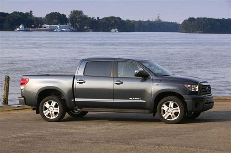 The first iteration, called t100 and more the size of a dodge dakota, taught them you have to have a v8. 2009 Toyota Tundra - conceptcarz.com