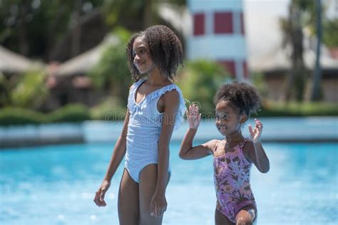fille africaine reposant et jouant de l eau dans la piscine au parc d attractions l enfant de