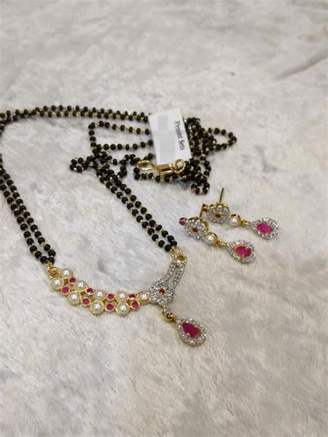 I gioielli miluna accompagnano le spose che desiderano essere impeccabili nel loro giorno e offrono loro anche qualche consiglio sui gioielli ed il loro miluna propone anche preziose parure in diamanti per chi preferisce la sua luce preziosa. Semplice e bella perline nere collana set con orecchini in ...