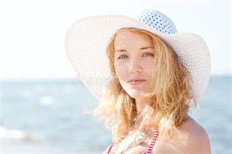 schöne junge blonde frau die auf einem strand sunbatching ist stockbild bild von mädchen