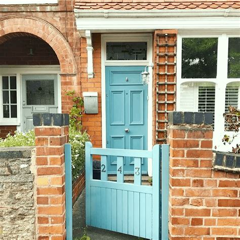 There are bricks that are made in a more neutral tone, but red is the most common color these come in. 12 of the Best Paint Colors To Go With Red Brick in 2020 | Brick house front door colors, Brick ...