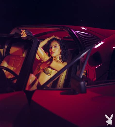 Η έκφυλη Playmate Izabela Guedes σε καυτή φωτογράφιση για το Playboy