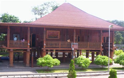 Hal ini dilakukan untuk menghindari. Rumah Adat Lampung | Blog SR28Jambi