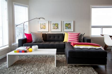 Schwarzes sofa sit more ecksofa labene wahlweise mit bettfunktion wohnzimmer in schwarz weiß akzente setzen otto schwarzes ledersofa bilder ideen couch graues sofa dekorieren 7 coole styling ideen ein weißes ledersofa optimal in szene setzen tipps und tricks die 7 besten bilder von schwarzes sofa in 2017 combination colors. Sofa Kissen - funktionale und schöne Dekoration für das Sofa