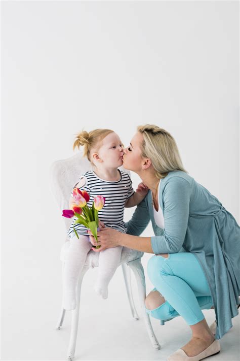 Madre Besando A Hija Con Flores Foto Gratis