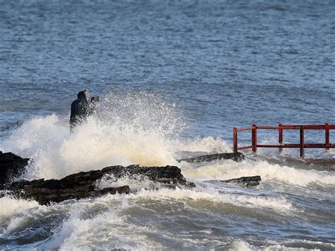 uk weather latest storm eleanor cuts power to thousands of homes as 80mph winds buffet britain