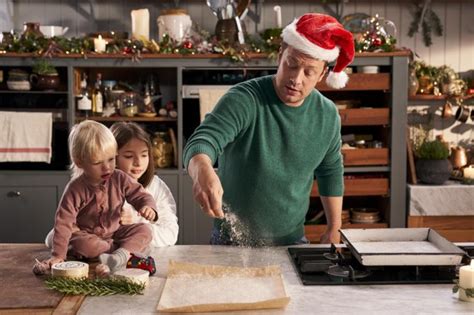 James trevor oliver mbe (nacido en essex, condado al sureste de inglaterra, el 27 de mayo de 1975) es un cocinero británico. La Navidad rápida y fácil de Jamie Oliver, motivación para ...