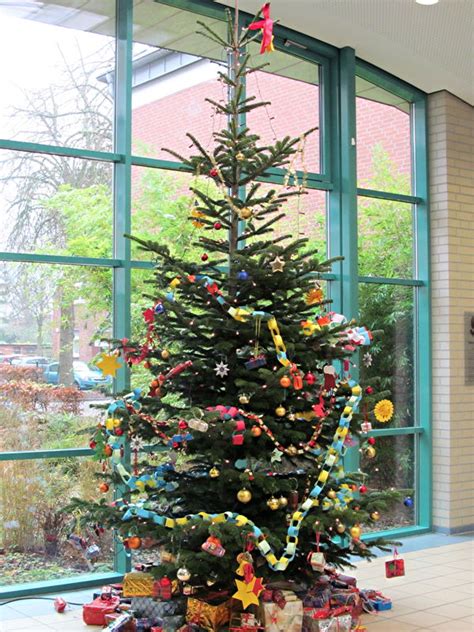 Doch viele deutsche können das weihnachtsbaum schmücken nicht mehr abwarten, daher wird das frühe aufstellen des tannenbaumes immer beliebter. TGG Leer: Weihnachtsbaumschmücken 2011