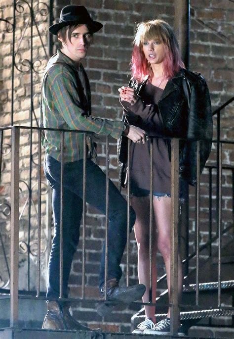 Pic Taylor Swift Rocks Pink Hair Hangs Out With Reeve Carney Taylor
