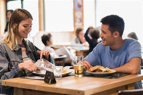 Couple Eating At Restaurant By Gic For Stocksy United Lời Khuyên Tim