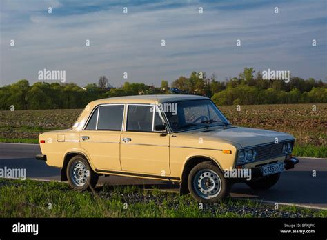 Sowjetische Und Russische Pkw Lada 1600 Vaz 2106 Stockfotografie Alamy