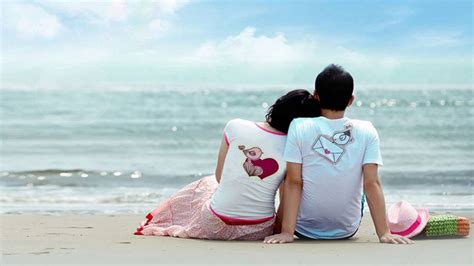 Couple Is Sitting On Beach Sand Hd Couple Wallpapers Hd Wallpapers Id 83724