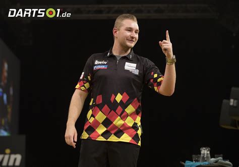 Dimitri van den bergh has been spotted as of late with a knee brace and the reason for this has been revealed. Grand Slam of Darts 2018 Spielberichte Tag 5