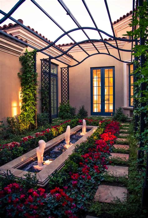 20 Beautiful Courtyard Designs