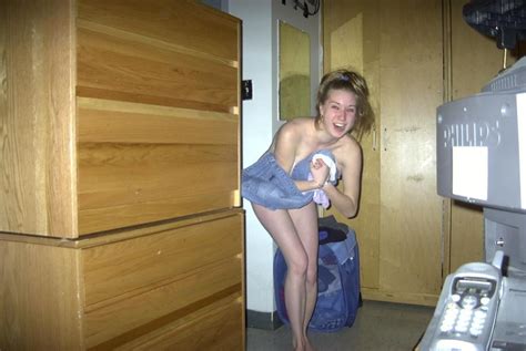 Caught Nude And Very Embarrassed Porno Foto