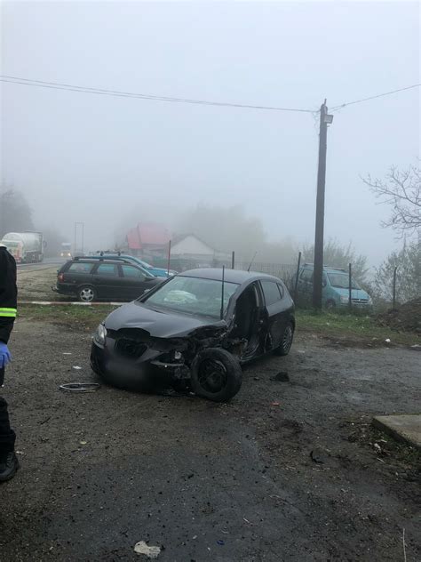 Potrivit isu vâlcea, două persoane au rămas încarcerate în autoturism. Accident pe Valea Oltului. Un șofer este grav rănit după ...