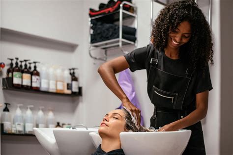 Pour la majorité des coiffeurs l'entrée dans le métier se fait par l'obtention d'un cap coiffure pour acquérir les techniques professionnelles de base. Formation Barbier Sans Cap Coiffure / Comment Devenir ...