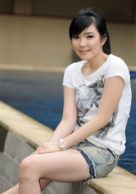 Gisel Indonesian Idol Photo Session At Swimming Pool Actress Indonesia