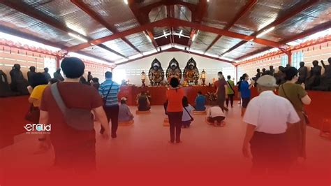 Melihat Perayaan Waisak Di Vihara Dharma Bhakti Eraid