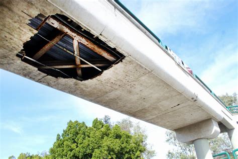 Ante Desprendimiento En Puente Peatonal Se Deslindan Ayuntamiento Y