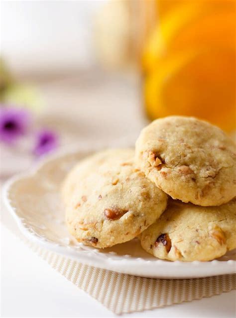 Low glycemic index foods help reduce the risk of diabetes by keeping blood sugar levels in check. No-Sugar Shortbread Cookies with Nuts | omnivorescookbook.com (With images) | Yummy food dessert ...
