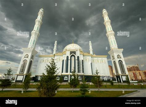 Hazrat Sultan The Largest Mosque In Kazakhstan Stock Photo Alamy My