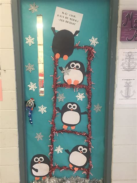 Décorez les portes des classes et du local de service de garde avec. Penguin Christmas Classroom Door | Christmas classroom ...