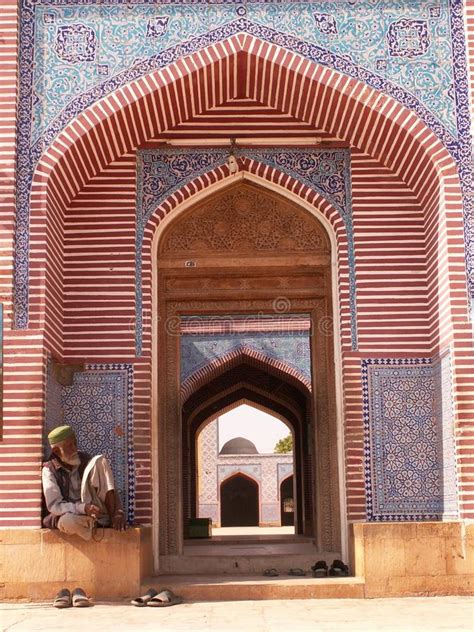 Earn free nights, get our price guarantee & make booking easier with hotels.com! Mizar Shah Rukan Alam foto de stock. Imagem de shrines ...