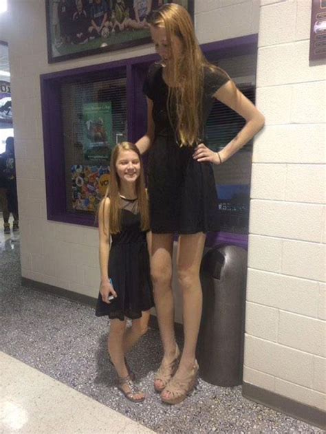 23 Tall Women Who Dwarf Everyone Around Them Wow Gallery Tall Girl
