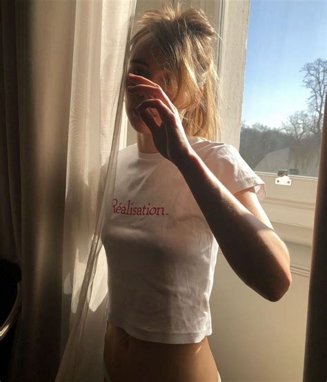Suki Waterhouse Read Porn Book And Take Hot Selfie Photos The Fappening