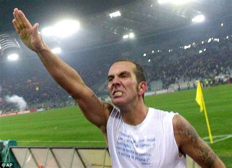 Di canio protesta contro l'arbitro paul alcock e, spingendolo, lo manda a terra. Slavni fudbaler /Paolo Di Canio izgubio posao zbog ...