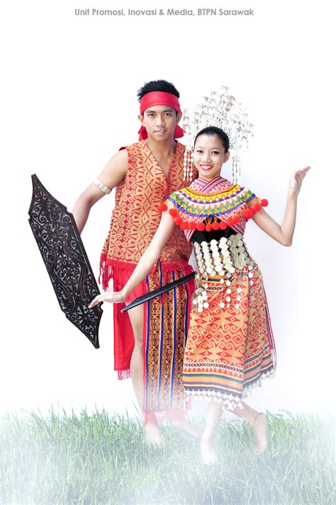 Sinuangga' baju blaus pendek dan leher berbetuk u dipakai oleh wanita muda. Collection of Baju Tradisional Sarawak | Baju Ngepan Kaum ...