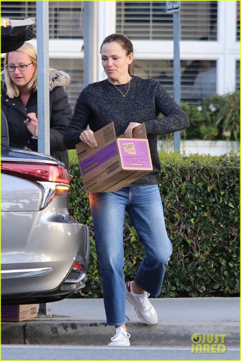 Jennifer Garner Loads Boxes Of Girl Scout Cookies Into Her Car Photo 4429656 Jennifer Garner