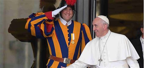 De wikipedia, la enciclopedia libre. El Papa Francisco con su Guardia Suiza - magazinespain.com