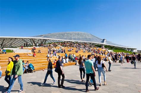 Het Zaryadyepark En Het Amfitheater De Multifunctionele