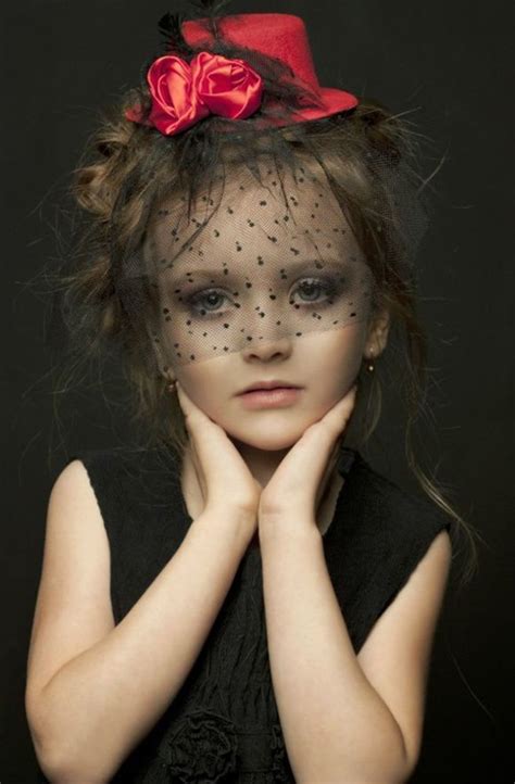 الطفلة أنجلينا أجمل عارضة أزياء روسية