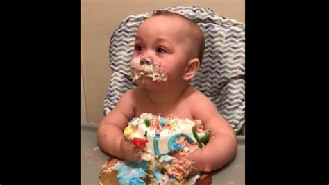 Babys Way Of Eating Birthday Cake Makes People Say They Want To Try It