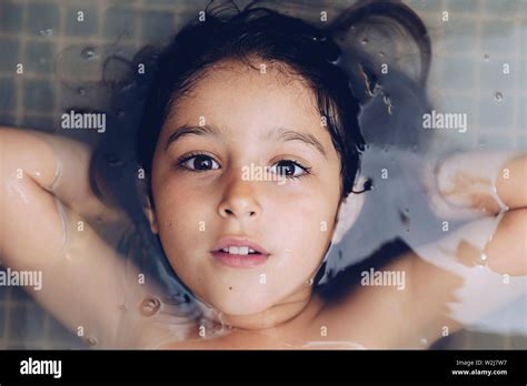 babe girl taking bath in Banque de photographies et dimages à haute résolution Page Alamy