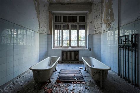 518 Interior Photography Bathroom Abandoned